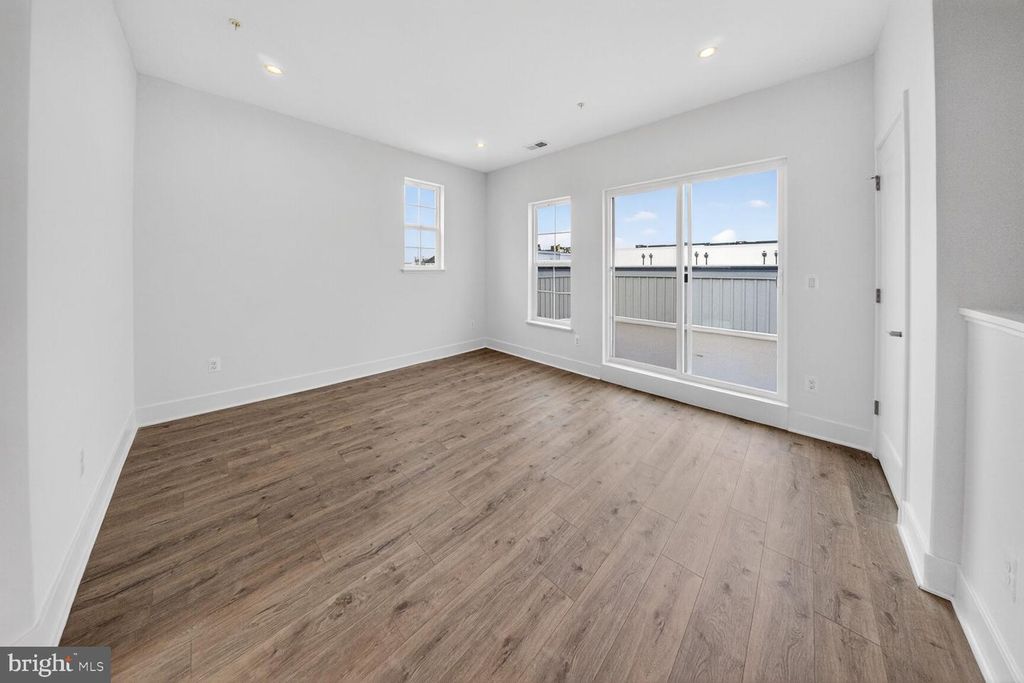 Image 21 of property listing at 2521 FARMSTEAD DR #313 CLARKE, Rockville, MD 20850