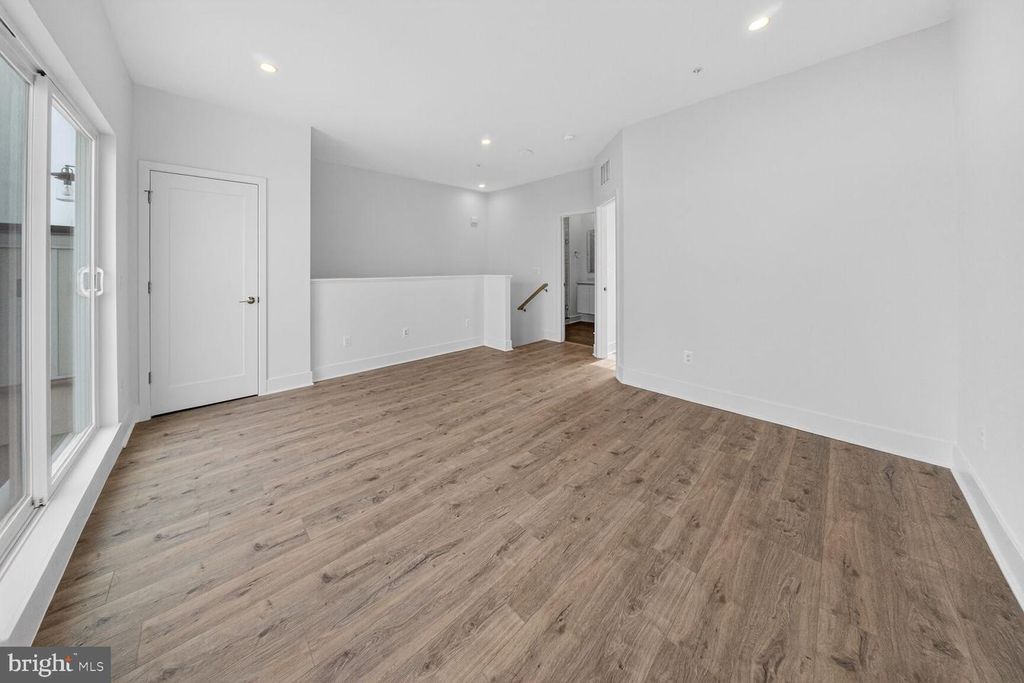 Image 22 of property listing at 2521 FARMSTEAD DR #313 CLARKE, Rockville, MD 20850