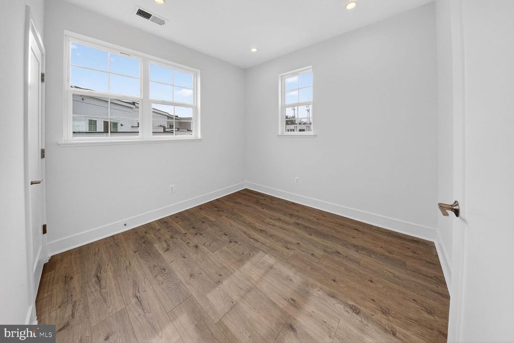 Image 23 of property listing at 2521 FARMSTEAD DR #313 CLARKE, Rockville, MD 20850