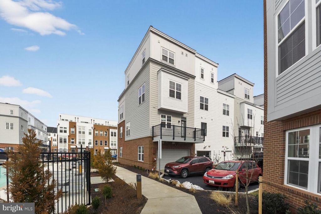 Image 3 of property listing at 2521 FARMSTEAD DR #313 CLARKE, Rockville, MD 20850