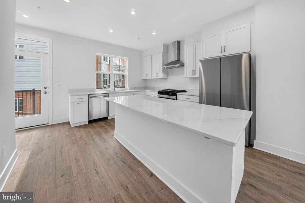 Image 6 of property listing at 2521 FARMSTEAD DR #313 CLARKE, Rockville, MD 20850