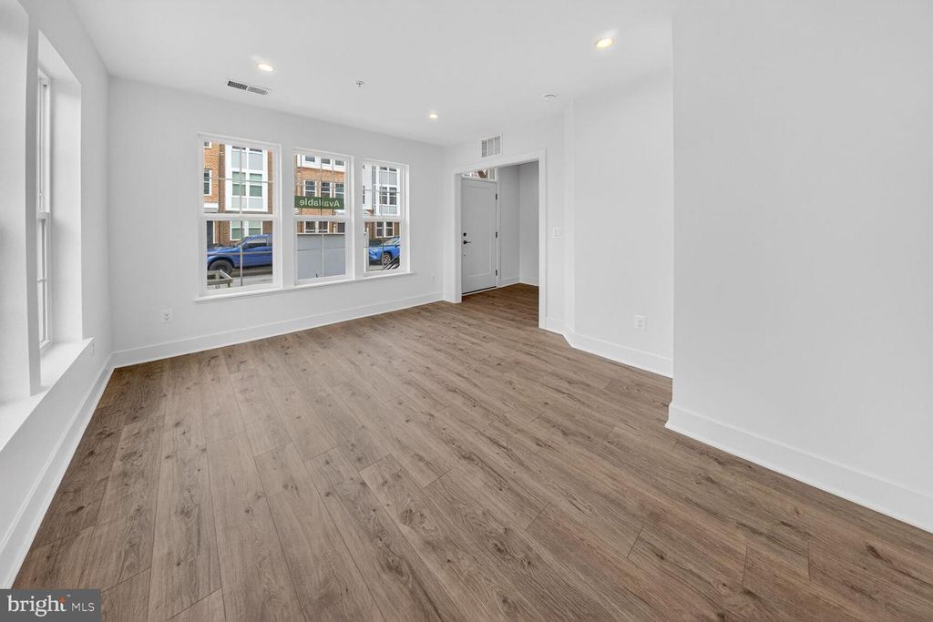 Image 7 of property listing at 2521 FARMSTEAD DR #313 CLARKE, Rockville, MD 20850