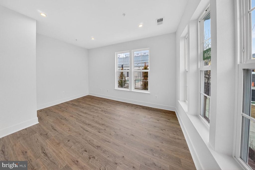 Image 8 of property listing at 2521 FARMSTEAD DR #313 CLARKE, Rockville, MD 20850