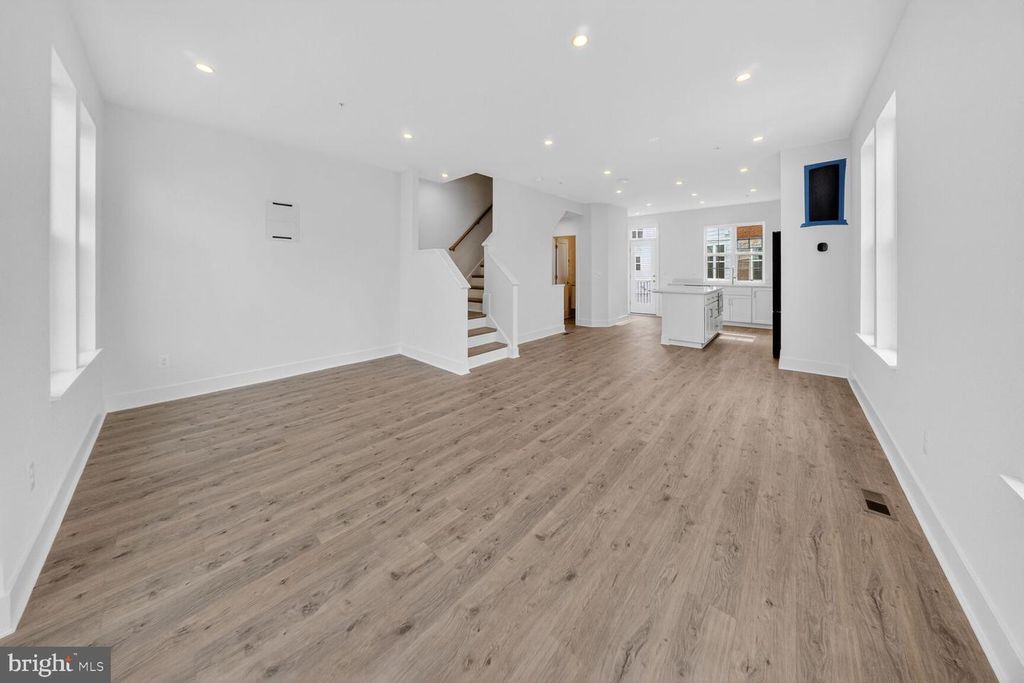 Image 9 of property listing at 2521 FARMSTEAD DR #313 CLARKE, Rockville, MD 20850