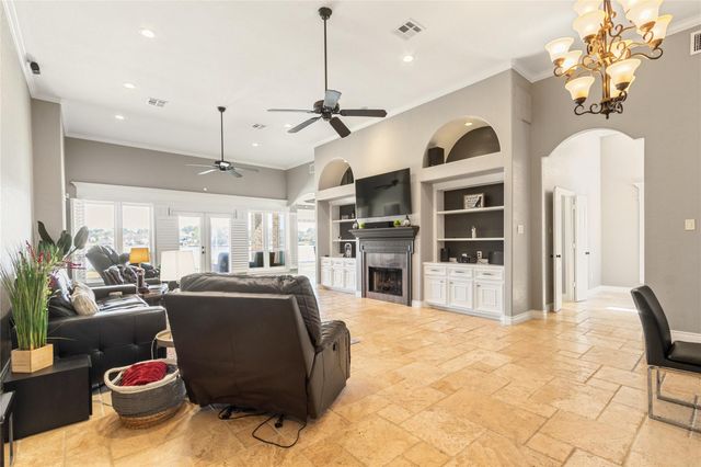 11 Villas Ways Drive, Conroe, TX 77356