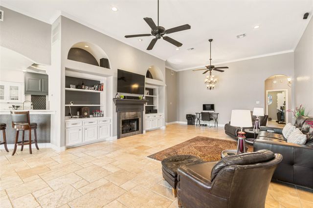 11 Villas Ways Drive, Conroe, TX 77356