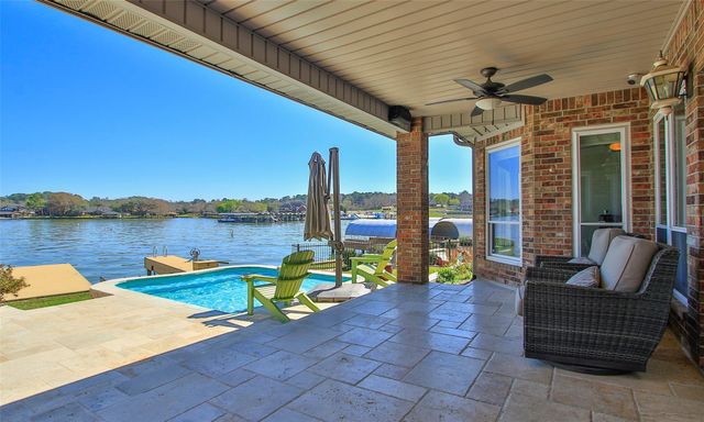 11 Villas Ways Drive, Conroe, TX 77356