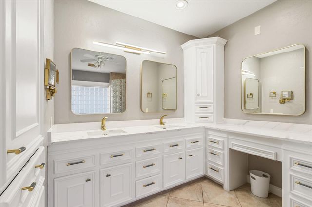 11 Villas Ways Drive, Conroe, TX 77356