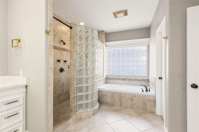 11 Villas Ways Drive, Conroe, TX 77356