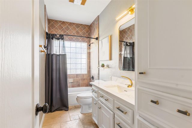 11 Villas Ways Drive, Conroe, TX 77356