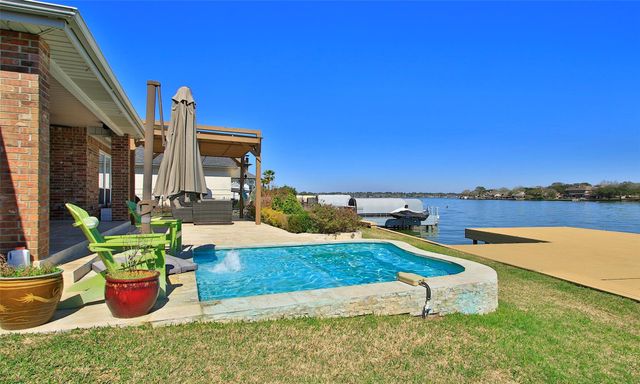 11 Villas Ways Drive, Conroe, TX 77356