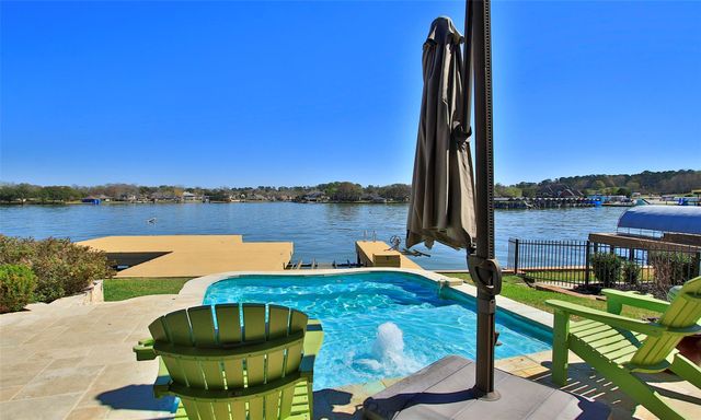 11 Villas Ways Drive, Conroe, TX 77356