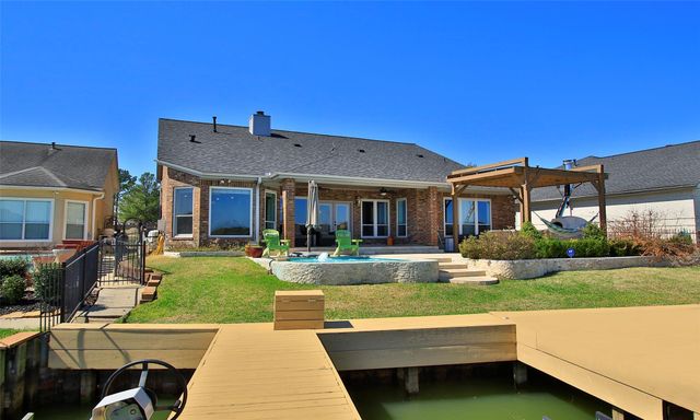 11 Villas Ways Drive, Conroe, TX 77356