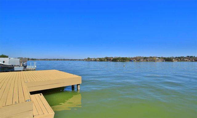 11 Villas Ways Drive, Conroe, TX 77356