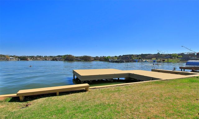 11 Villas Ways Drive, Conroe, TX 77356