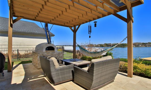 11 Villas Ways Drive, Conroe, TX 77356