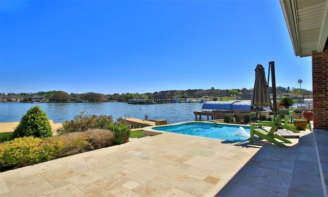 11 Villas Ways Drive, Conroe, TX 77356