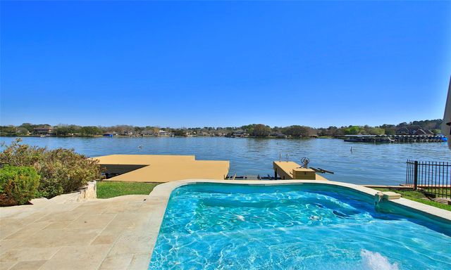 11 Villas Ways Drive, Conroe, TX 77356