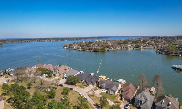 11 Villas Ways Drive, Conroe, TX 77356