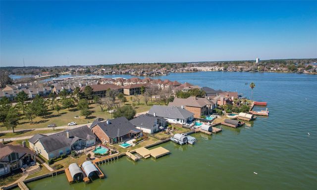 11 Villas Ways Drive, Conroe, TX 77356