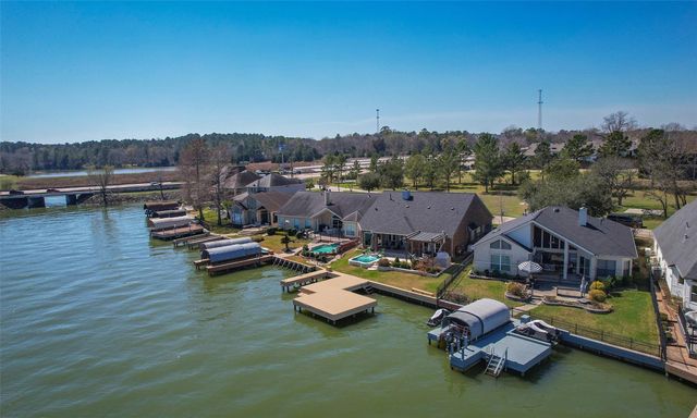 11 Villas Ways Drive, Conroe, TX 77356