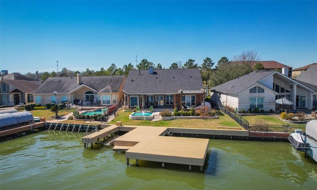 11 Villas Ways Drive, Conroe, TX 77356