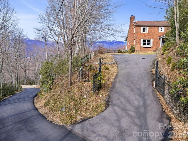 126 Wildflower Cove Drive, Swannanoa, NC 28778