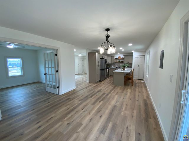 2921 SW Moundview CT, Topeka, KS 66614