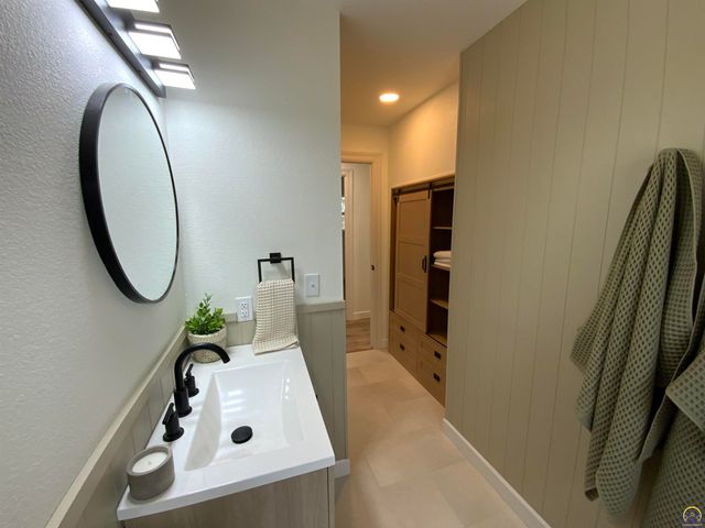 2921 SW Moundview CT, Topeka, KS 66614