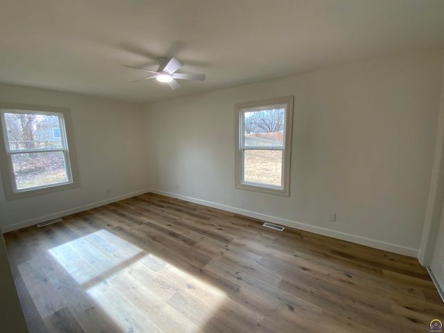 2921 SW Moundview CT, Topeka, KS 66614