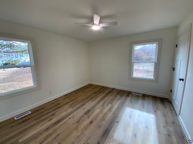 2921 SW Moundview CT, Topeka, KS 66614