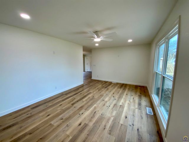 2921 SW Moundview CT, Topeka, KS 66614