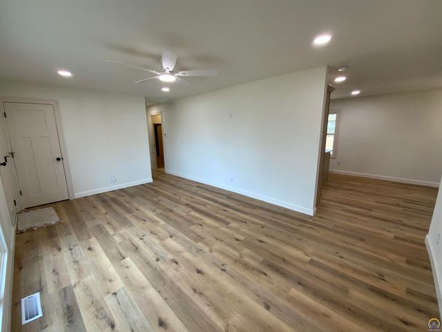 2921 SW Moundview CT, Topeka, KS 66614