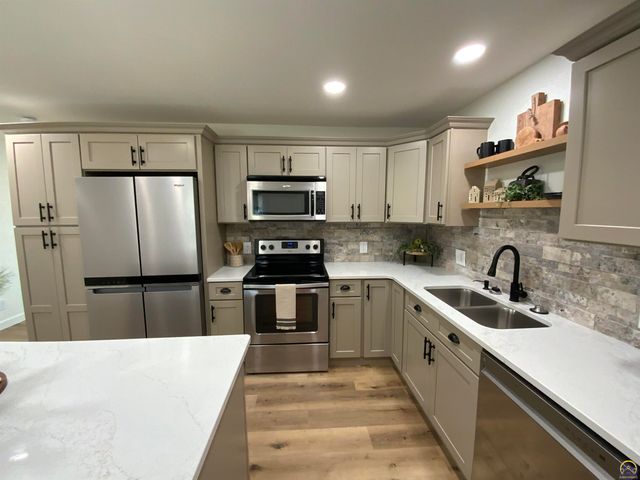 2921 SW Moundview CT, Topeka, KS 66614