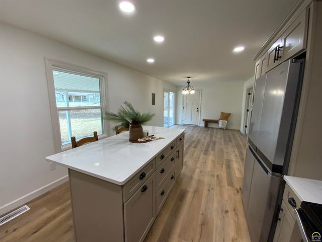 2921 SW Moundview CT, Topeka, KS 66614