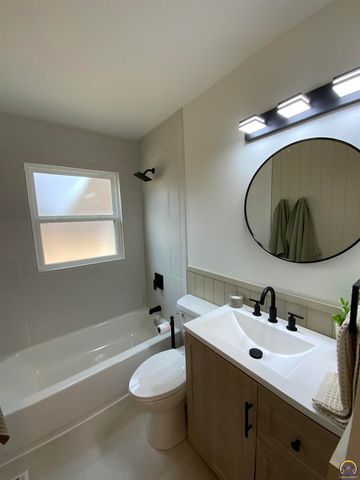 2921 SW Moundview CT, Topeka, KS 66614