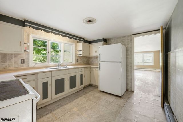 15 Roosevelt Ave, Washington Twp., NJ 07865
