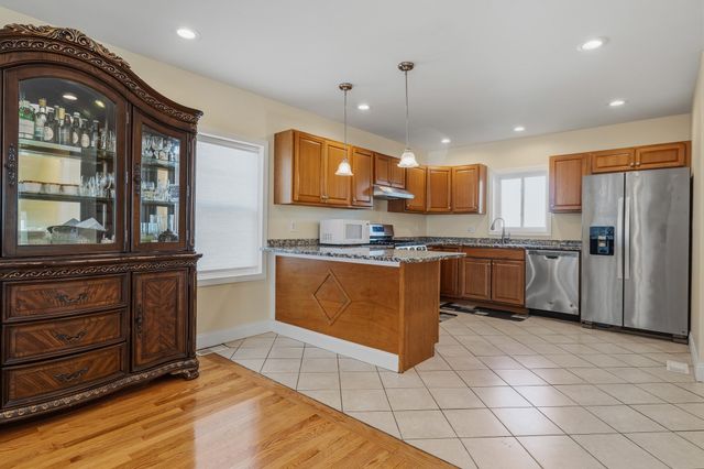 11 Blossom St, Lowell, MA 01852