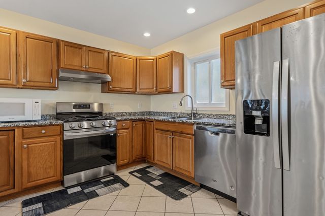11 Blossom St, Lowell, MA 01852