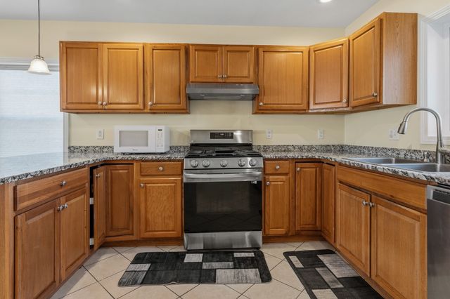 11 Blossom St, Lowell, MA 01852