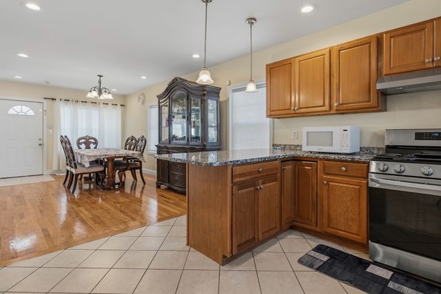 11 Blossom St, Lowell, MA 01852