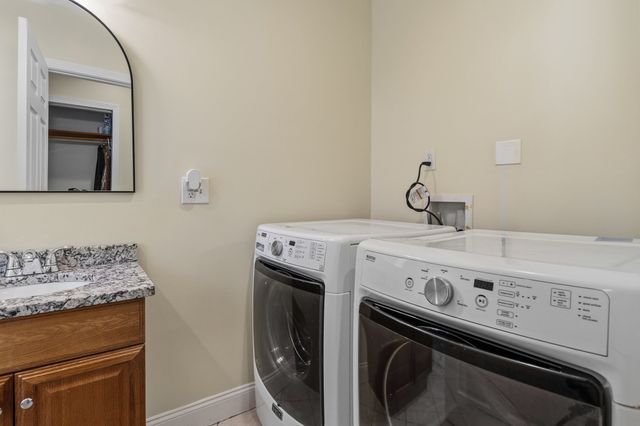 11 Blossom St, Lowell, MA 01852