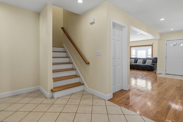 11 Blossom St, Lowell, MA 01852