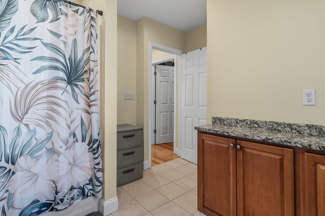 11 Blossom St, Lowell, MA 01852