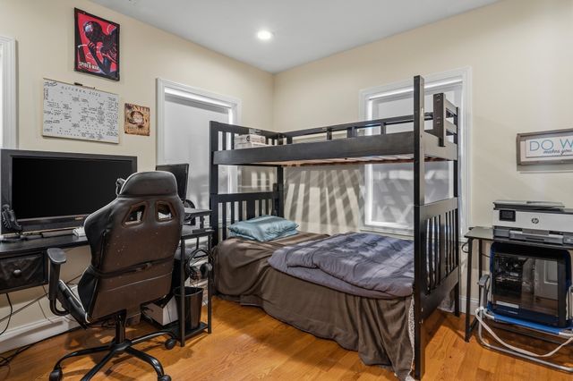 11 Blossom St, Lowell, MA 01852
