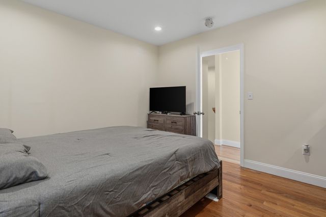 11 Blossom St, Lowell, MA 01852