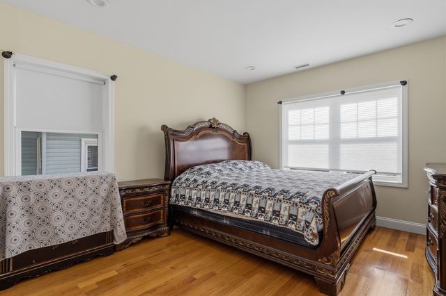 11 Blossom St, Lowell, MA 01852