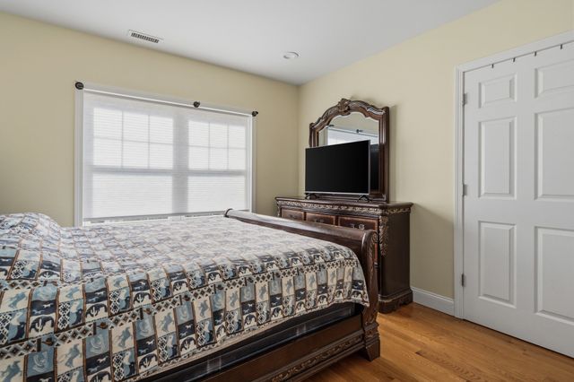 11 Blossom St, Lowell, MA 01852