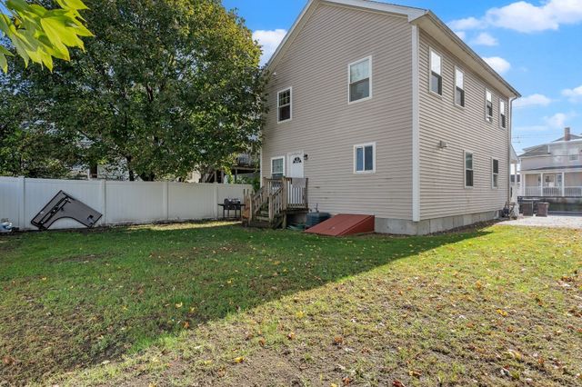 11 Blossom St, Lowell, MA 01852