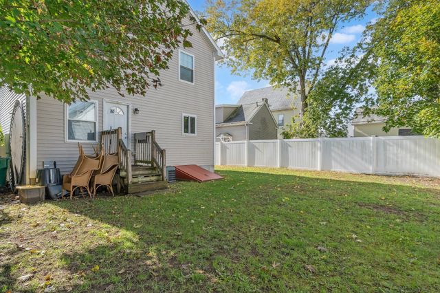 11 Blossom St, Lowell, MA 01852